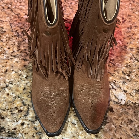 Cavender’s Girl Fringe boots - Picture 2 of 3
